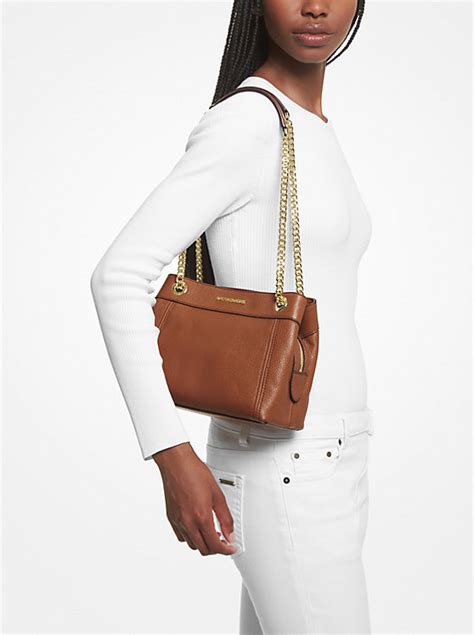 Jet Set Medium Pebbled Leather Chain Shoulder Bag .